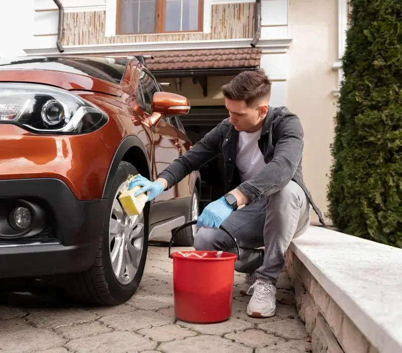 Lavage auto à domicile Pérols-sur-Vézère : professionnel intervenant sur un véhicule